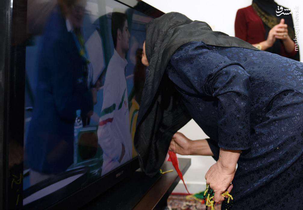 بوسه جالب مادر قهرمان پارالمپیک
مادر خالوندی که اهل کرمانشاه است، پس از کسب مدال طلای پارالمپیک توسط پسرش، از صفحه تلویزیون بوسه ای بر صورت پسر زد